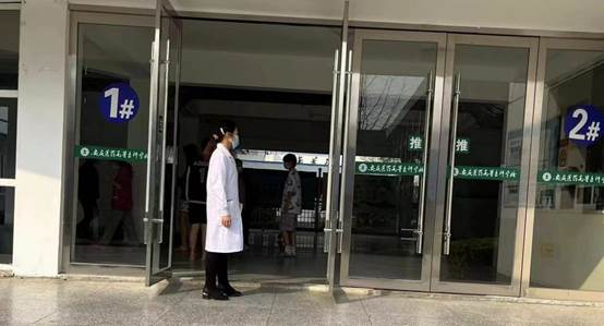 人站在商店门口描述已自动生成 人站在商店门口描述已自动生成